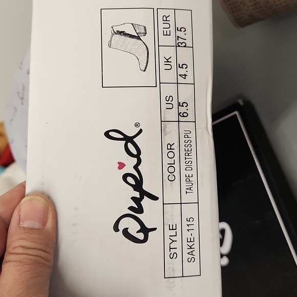 QUPID Taupe Distress Boots NIB - Picture 5 of 5